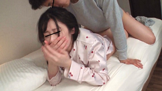 Bước Đến Phòng Em Gái Lúc Nửa Đêm Để Khám Phá Cơ Thể